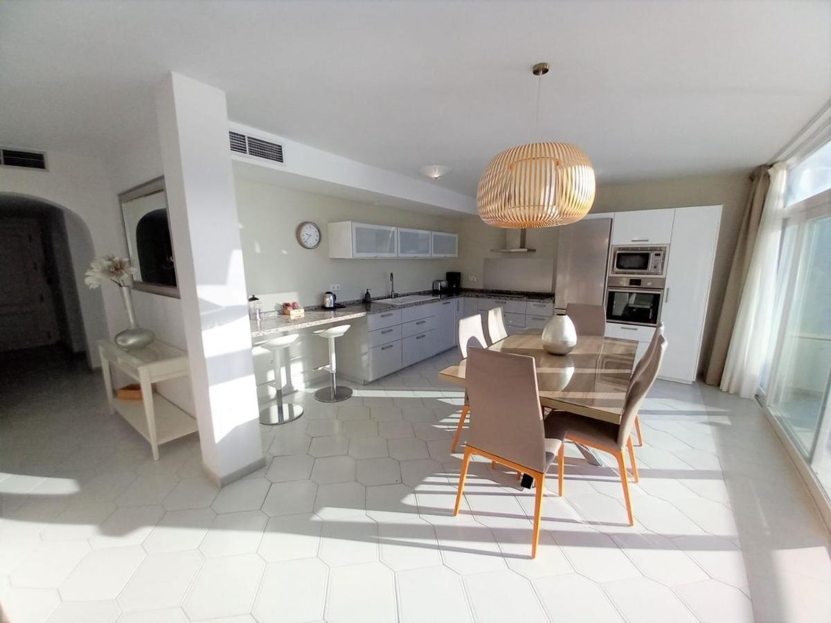 Miraflores Beachfront Penthouse Sitio de Calahonda المظهر الخارجي الصورة